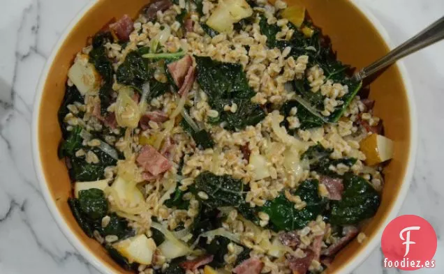Farro Y Col Rizada Con Peras Asadas Y Tocino De Pavo