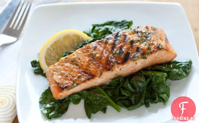 Salmón A La Parrilla Con Mantequilla De Albahaca Y Limón
