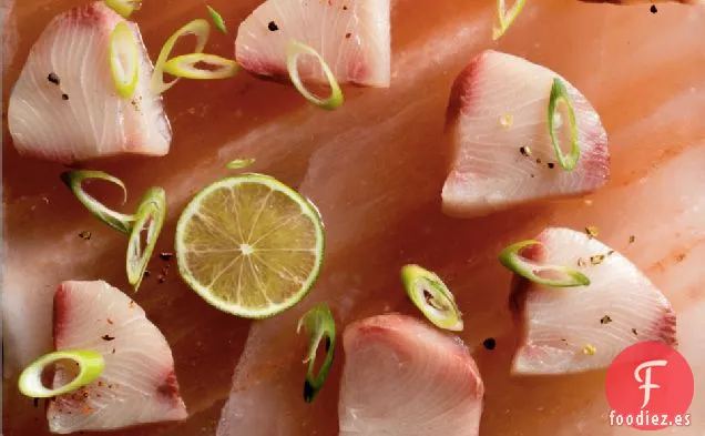 ¡Pescado fresco! Sashimi de Hamachi Semicurado con Sal y Pimienta