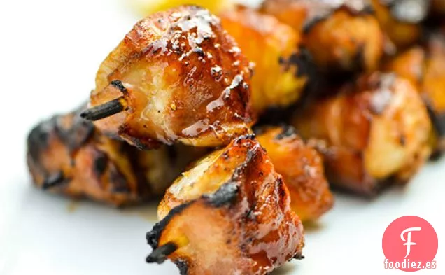 Brochetas de Pollo Envueltas en Tocino con Piña y Salsa Teriyaki