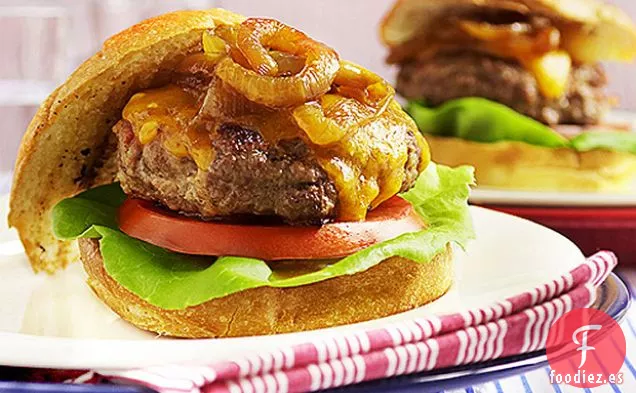 Hamburguesas de Tocino y Queso Cheddar con Cebollas Caramelizadas