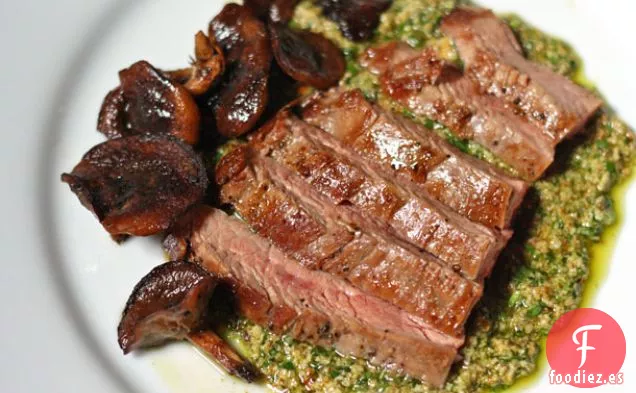 Filete de Costado a Fuego Lento con Champiñones Shiitake y Salsa de Semillas de Calabaza