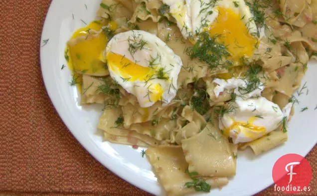 Hojas de Pasta Rotas con Mantequilla Marrón, Hierbas y Huevos Escalfados