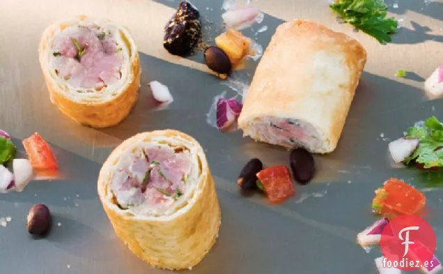 Burrito De Atún Con Salsa Fresca Y Salsa De Frijoles Negros
