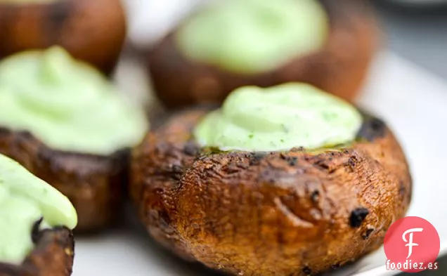 Champiñones Cremosos a la Parrilla Rellenos de Albahaca y Parmesano con Mayonesa