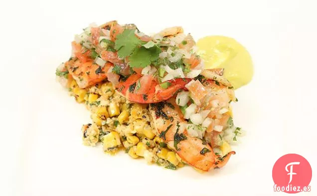 Ensalada de Maíz Callejero a la Parrilla con Camarones con Mantequilla de Cilantro, Pico de Gallo y Puré de Aguacate