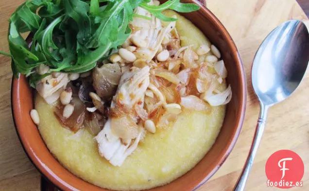 Polenta Cremosa con Pollo, Chalotes Caramelizados, Rúcula