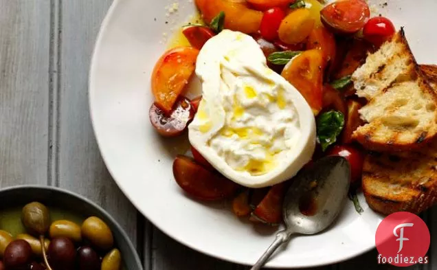 Burrata con Tomates de herencia de ' Di Bruno Bros. House of Cheese