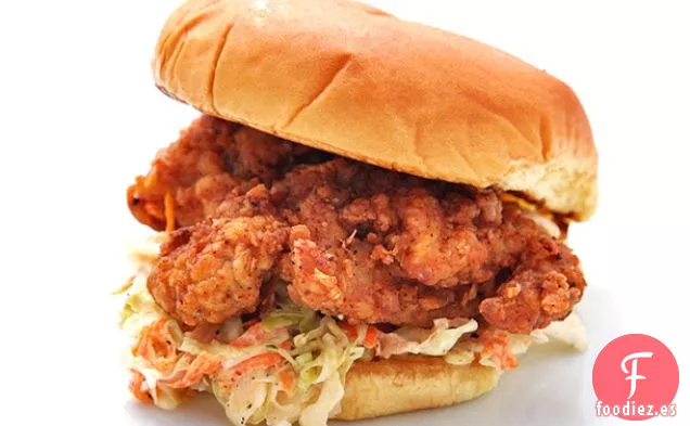 Sándwiches de Ensalada de Col y Pollo Frito