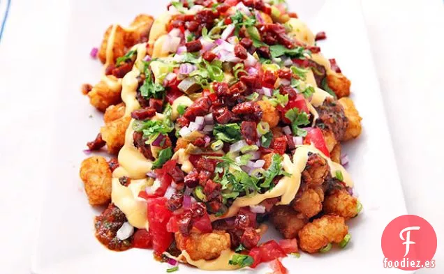 Totchos (Tater Tot Nachos) con Salsa de Queso, Salsa de Tomate Carbonizado, Chorizo y Jalapeños Encurtidos