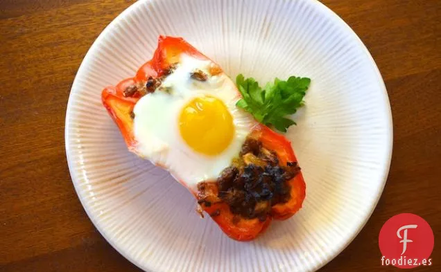 Huevo con Pimientos Rellenos de Salchicha