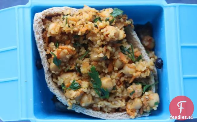 Bolsillos de Pita Bulgur hechos con Garbanzos con Especias, Zanahorias y Tahini