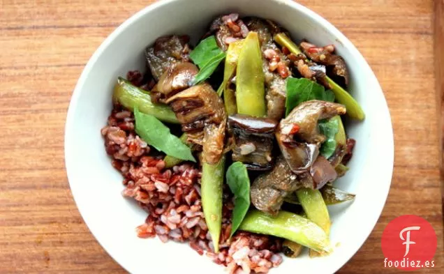 Berenjena Salteada Agridulce con Guisantes y Albahaca