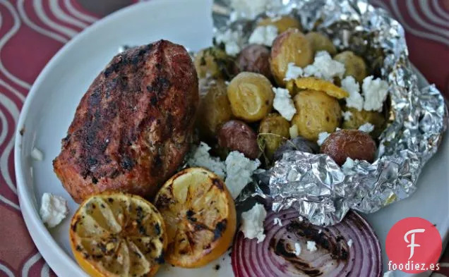 Pastel de Carne a la Parrilla al Estilo Griego con Papas a la Hierba y Limón a la Parrilla