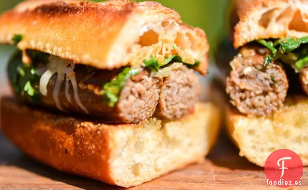 Sándwiches de Merguez a la Parrilla con Cebolla Caramelizada, Manchego y Mayonesa Harissa