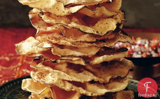 Popadums con Salsa de Cebolla con Chile y Aguacate de Granada de ' Cocina India Desplegada