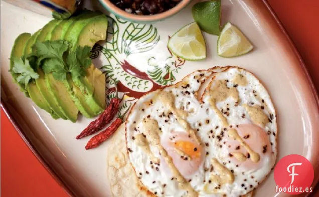 Taco De Huevo Frito Con Aguacate Y Frijoles Negros Chipotle