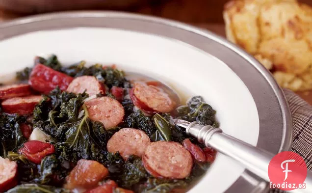 Sopa de Col Rizada Picante con Salchicha Andouille