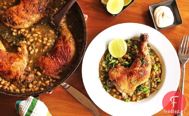 Pollo Estofado Crujiente Con Frijoles Blancos y Chile Verde