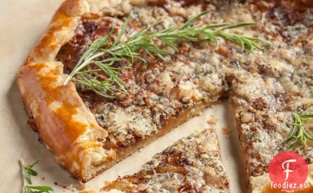 Cebolla caramelizada y Galette Azul Bayley Hazen de ' The Vermont Farm Table Cookbook