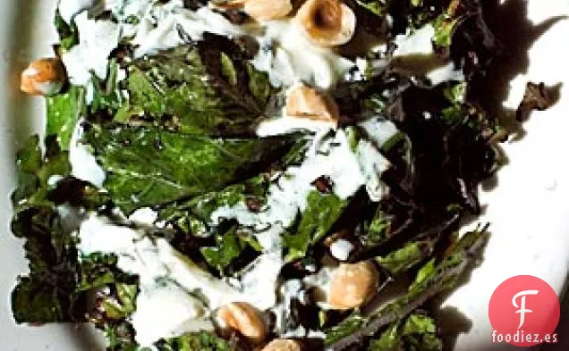 Col Rizada Rusa A La Parrilla Con Aderezo De Yogur Y Avellanas Tostadas