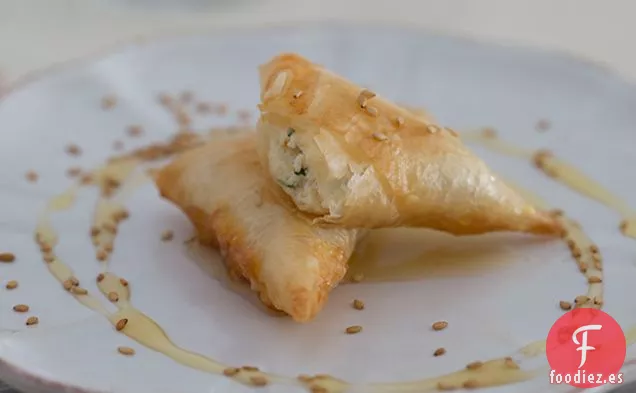 Triángulos Filo Rellenos de Queso Fresco (briouats bil jben)