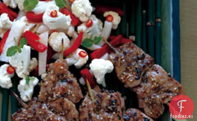 Satay de Cerdo con Encurtidos de Verduras Frescas