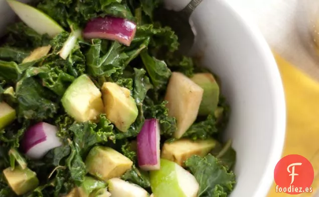 Ensalada Cruda de Col Rizada, Manzana y Aguacate