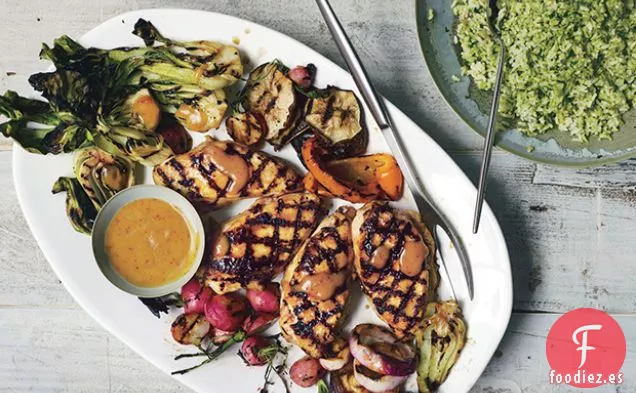 Pollo Asiático a la Parrilla con Col China, Champiñones Shiitake y Rábanos