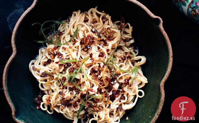 Fideos de Sésamo con Aceite de Chile y Cebolletas