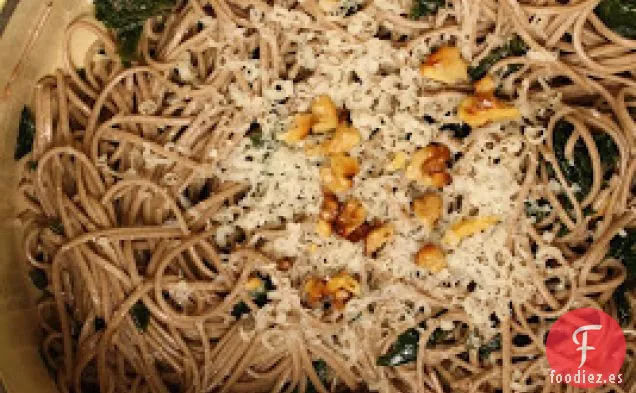 Fideos Soba Con Col Rizada Y Salsa De Nuez