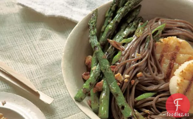 Soba con Espárragos a la Parrilla y Vieiras de Mar con Salsa de Miso Dulce