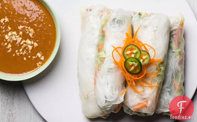 Rollos de Verano Picantes con Salsa de Maní