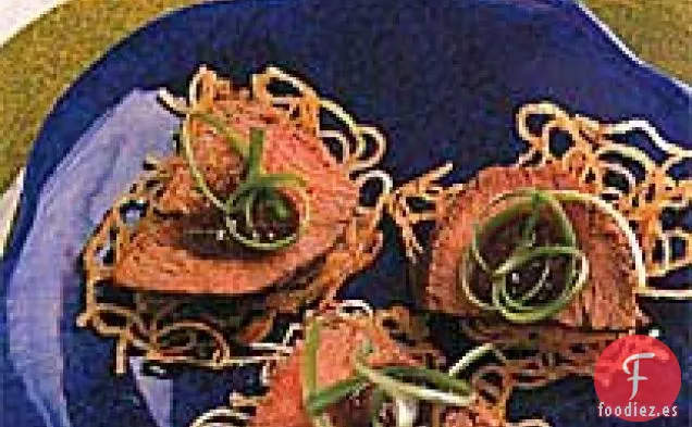 Carne de Res y Cebolletas con Jengibre y Hoisin en Pasteles de Fideos Crujientes