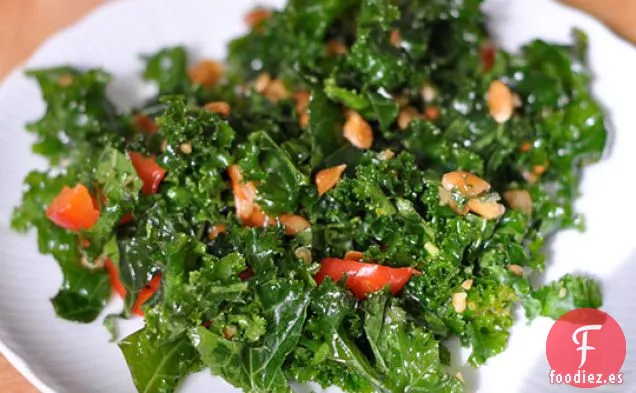 Ensalada De Col Rizada Con Aderezo De Cacahuete