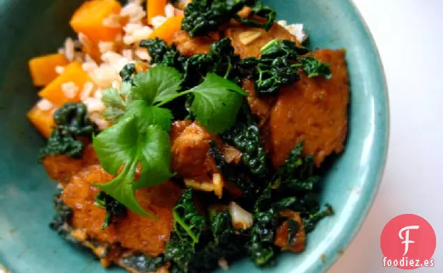 Tempeh glaseado En Una Sartén De Naranja Con Arroz De Col Rizada Y Batata