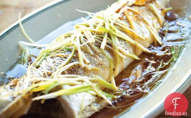 Pescado Entero al Vapor con Jengibre, Cebolletas y Soja