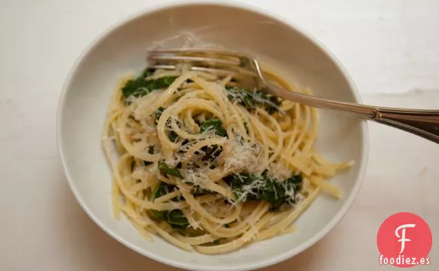 Linguini Con Pan Rallado Y Col Rizada