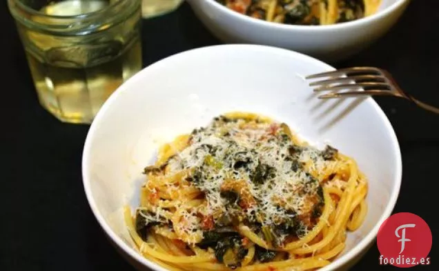 Carne Ligera: Espaguetis Con Col Rizada estofada Con Tomate