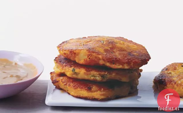 Pasteles de Papa Ecuatorianos con Salsa de Maní