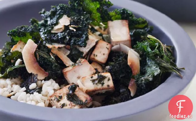Ensalada Crujiente de Col Rizada y Tofu con Coco