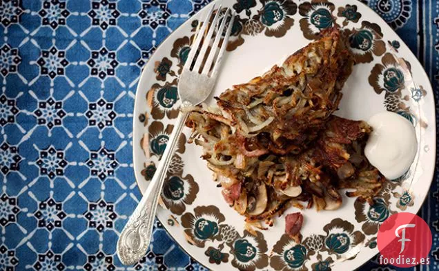 Tortitas de Patata de Cecylia Roznowska Rellenas de Tocino, Champiñones y Cebolla