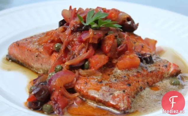 Salmón Escalfado Con Mantequilla Y Salsa De Tomate Caliente