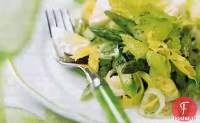 Ensalada de Espárragos con Hojas de Apio, Huevos de Codorniz y Vinagreta de Estragón