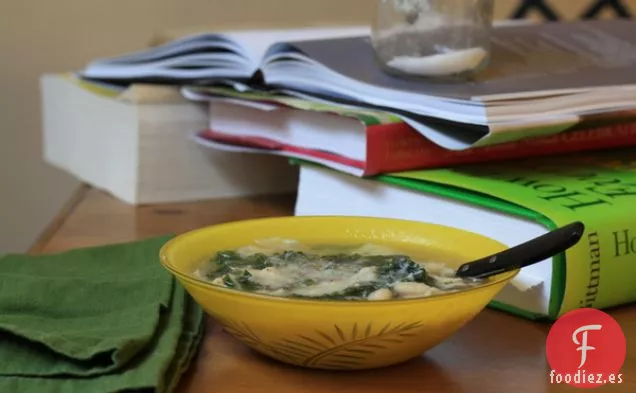 Sopa De Parmesano, Frijoles Blancos Y Col Rizada Con Pasta Rota