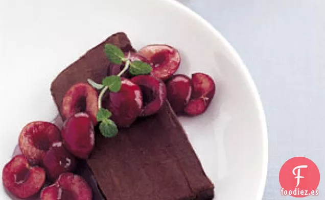 Marquesa de Chocolate Agridulce con Salsa de Cerezas