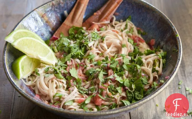 Fideos Con Col Rizada Y Salsa Picante De Ruibarbo