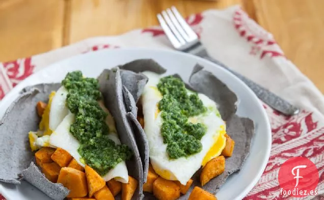 Tacos De Desayuno Con Salsa Chimichurri De Col Rizada y Cilantro