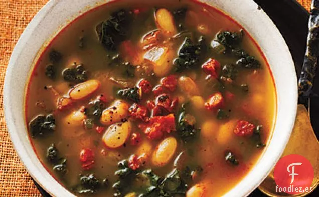 Sopa de Frijoles Blancos con Col Rizada y Chorizo