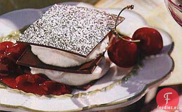 Napoleones de Chocolate con Crema de Mascarpone y Compota de Cerezas